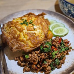 ข้าวกะเพราเนื้อโคขุน+ไข่เจียว