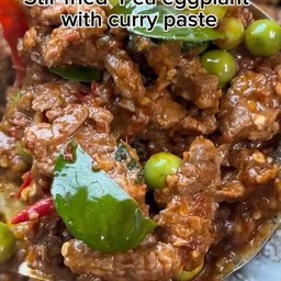 เนื้อผัดพริกแกงใต้ (ท้าให้ลอง) ราดข้าว