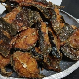 ข้าวผัดกะเพราปลาดุกทอดกรอบ