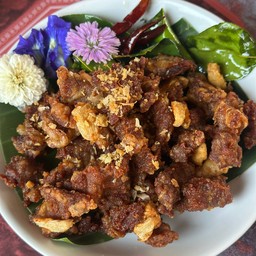 เนื้อทอดกระเทียม