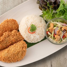 ข้าวคลุกน้ำปลาหอมปลากะพงกรอบ (Fried rice with Fried SeaBass and Thai Spicy Salad)