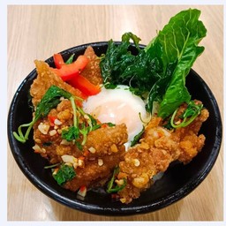 ข้าวไก่ทอดกะเพรากรอบ ไข่ออนเซ็น