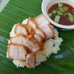 ข้าวเหนียวหมูสามชั้นทอดน้ำปลา
