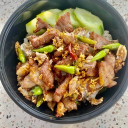 ข้าวสันคอหมูทอดกระเทียมพริกสด + น้ำจิ้มแจ่ว