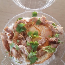 ข้าวไข่กรอบหมูทอดกระเทียม