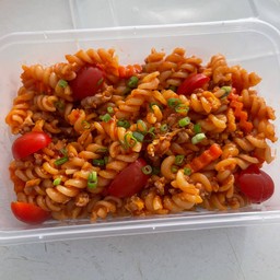 มักกะโรนีหมูสับซอสมะเขือเทศ