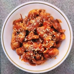 ข้าวหน้าไก่ซอสโคชูจัง