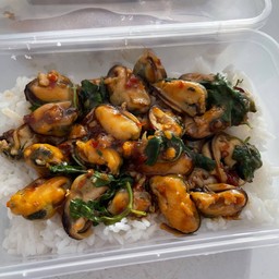 ข้าวกะเพราหอยแมลงภู่ชิลี(ตัวใหญ่)