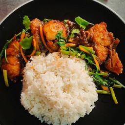 ปลากระพงผัดคื่นฉ่ายราดข้าว