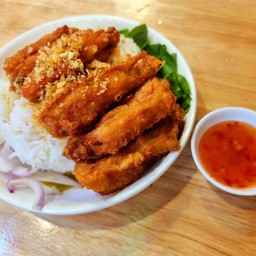 ข้าวปีกไก่ทอดน้ำปลา
