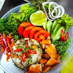 ข้าวผัด(ปลานิลไร้ก้าง)+ผักสด+พริกน้ำปลารสเด็ด(ชุดใหญ่)