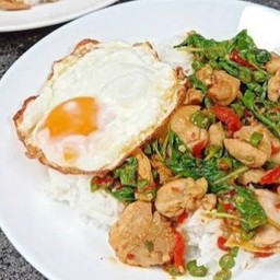 กระเพราหมูชิ้นราดข้าว