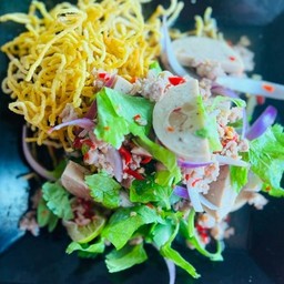 ยำหมี่กรอบ หมูสับ หมูยอ