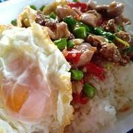 กะเพราเครื่องในไก่ไข่ดาว