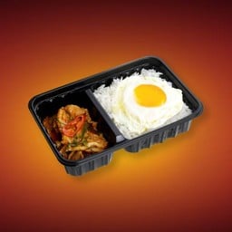 ข้าวพะแนงไก่พร้อมไข่ดาว