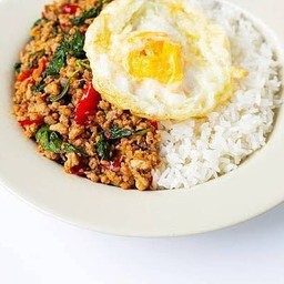 กะเพราไก่สับราดข้าว