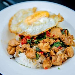 กะเพราไก่ไข่ดาว