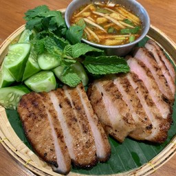 หมูสันนอกพริกไทยดำย่าง จิ้มแจ่วมะม่วงสับปะรด LS