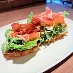 Tiengna Viennoiserie Sathorn