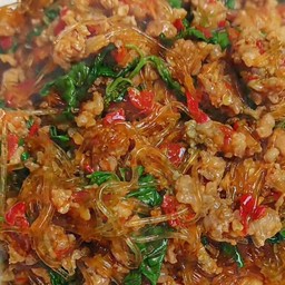 ข้าวกะเพราหมูสับวุ้นเส้น