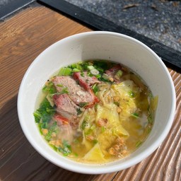 ก๋วยเตี๋ยวน้ำใสเกี๊ยวหมูแดง