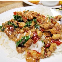 กระเพราไก่ราดข้าว