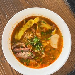 ก๋วยเตี๋ยวต้มยำน้ำใสเกี๊ยวหมูแดง