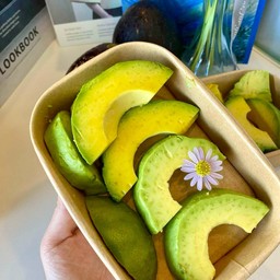 อะโวคาโดปอกพร้อมทาน