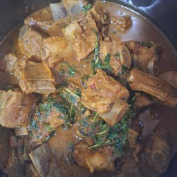 แกงเผ็ดกระดูกหมูใบยี่ร่า