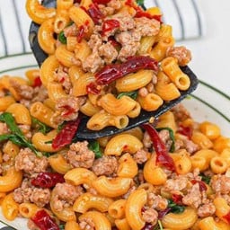 มักกะโรนีผัดพริกแห้งหมูสับ