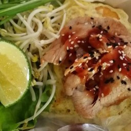 ผัดไทย ห่อไข่ หมู