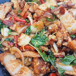 กระเพราหมูกรอบ