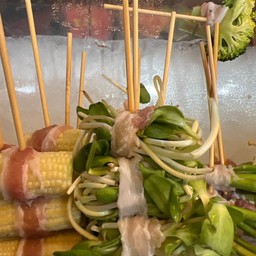 ต้นอ่อนทานตะวันพันเบคอน