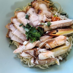 บะหมี่ปูและหมูกรอบ