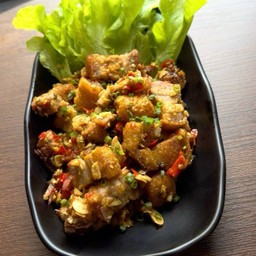 หมูกรอบคั่วพริกเกลือ Stir Fried Crispy Pork Belly With Chilli & Salt