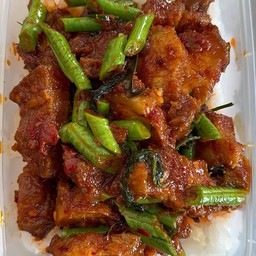ผัดพริกแกงหมูกรอบ
