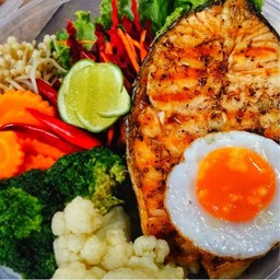 ชุดแซลมอนชิ้น+ไข่ดาวชุ่มฉ่ำ1ฟอง+เห็ด+รวมผักกล่อง2000ml