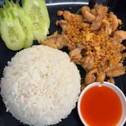 ข้าวราดกระเทียมพริกไท ไก่
