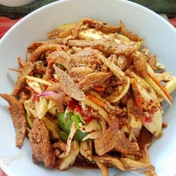 ยำมะม่วงปลากรอบ