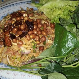 ยำแหนมข้าวทอด