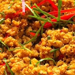 ข้าวคั่วกลิ้งหมูสับ (พริกแกงใต้)