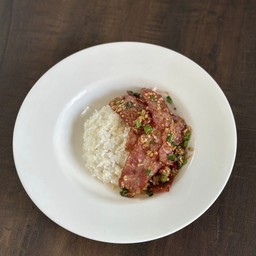 ข้าวหน้าเบค่อนคั่วพริกเกลือ