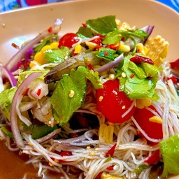 ยำกุ้งสดขนมจีนไข่แดง