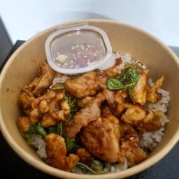 กระเพราหมูชิ้นราดข้าว