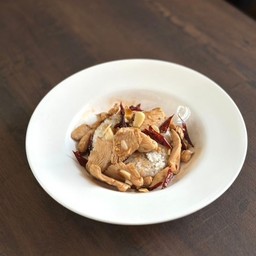 ข้าวราดพริกแห้งกระเทียม