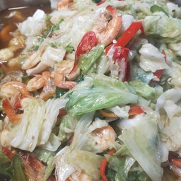 กะหล่ำผัดน้ำมันหอยกุ้งสด