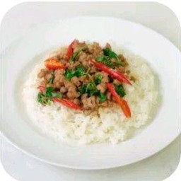กะเพราหมูสับราดข้าว