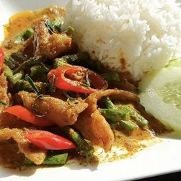 ข้าวราดผัดเครื่องแกง