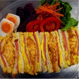 แซนวิชโบราณ+ผักสลัดมะเขือเทศย่างน้ำมันมะกอก+ไข่1ฟอง(กล่อง2000ml)