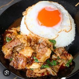 กระเพราเสือร้องไห้ ราดข้าว ไข่ดาว